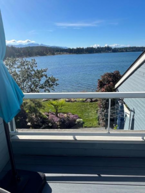 Aloha Cottage, Nanoose Bay - 2 Bdrm Oceanfront Unit with Private Deck